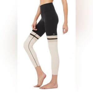Alo Yoga Women’s Black/White Cropped Leggings